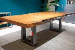 Esstisch Auckland Kauriholz mit Naturkanten Gefüllt mit Epoxyharz Gestell Natureisen Geölt