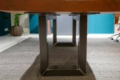 Esstisch Auckland Kauriholz mit Naturkanten Gefüllt mit Epoxyharz Gestell Natureisen Geölt