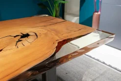 Esstisch Auckland Kauriholz mit Naturkanten Gefüllt mit Epoxyharz Gestell Natureisen Geölt