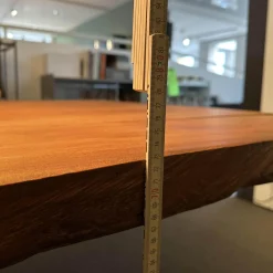 Esstisch Auckland Platte Holz Kauri Oberfläche Geschliffen Gestell Natureisen Geölt Schwarz