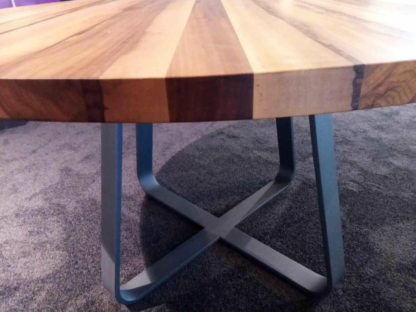 Esstisch Axis 3 Satin-Nussbaum Massiv Füße Stahl Pulverbeschichtet