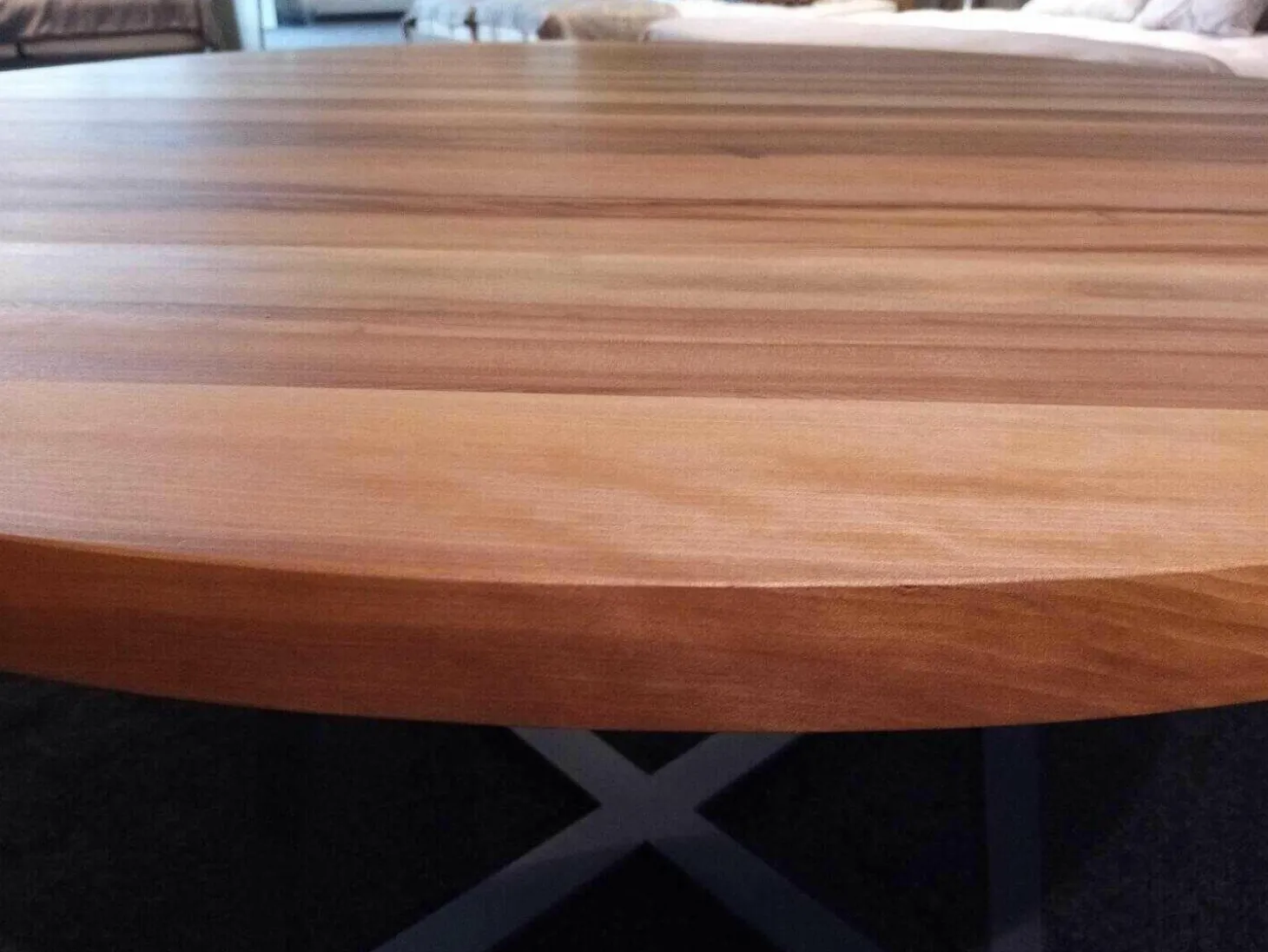 Esstisch Axis 3 Satin-Nussbaum Massiv Füße Stahl Pulverbeschichtet