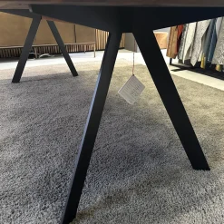 Esstisch Barra Platte Amerikanischer Nussbaum Natur Geölt Fußausleger Stahl Tiefschwarz Schwarz Pulverbeschichtet