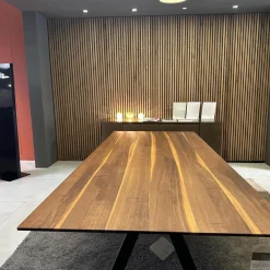 Esstisch Barra Platte Amerikanischer Nussbaum Natur Geölt Fußausleger Stahl Tiefschwarz Schwarz Pulverbeschichtet