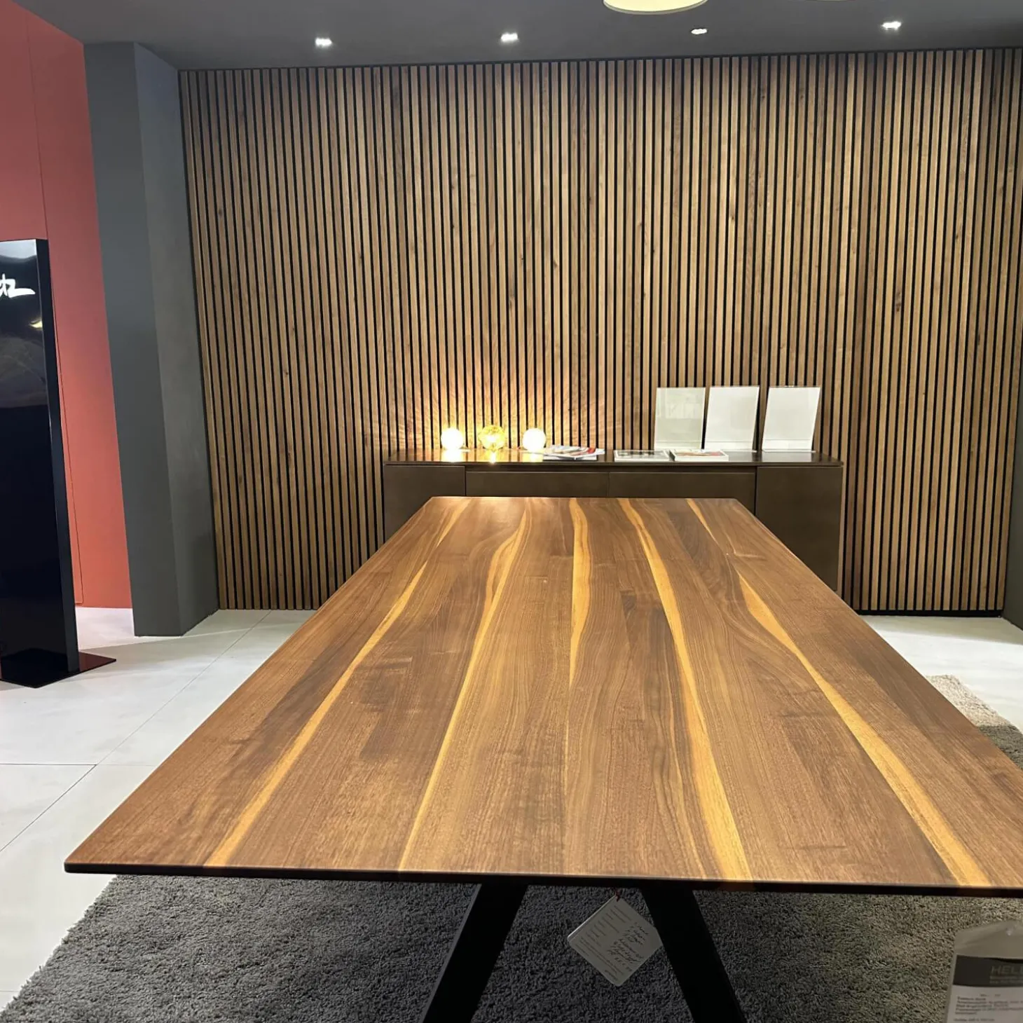 Esstisch Barra Platte Amerikanischer Nussbaum Natur Geölt Fußausleger Stahl Tiefschwarz Schwarz Pulverbeschichtet