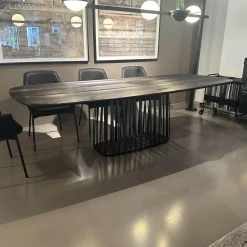 Esstisch BC07 Basket Platte Lärche Geköhlt Braun Gestell Metall RAL9005 Tiefschwarz Schwarz