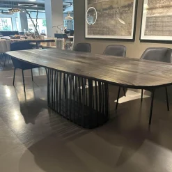 Esstisch BC07 Basket Platte Lärche Geköhlt Braun Gestell Metall RAL9005 Tiefschwarz Schwarz