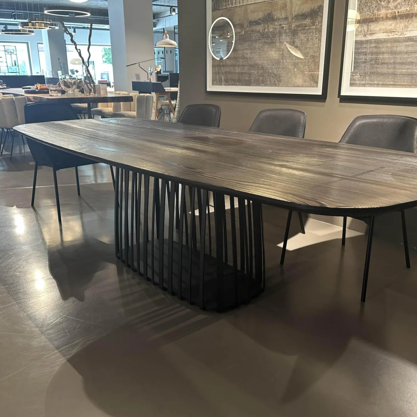 Esstisch BC07 Basket Platte Lärche Geköhlt Braun Gestell Metall RAL9005 Tiefschwarz Schwarz