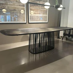 Esstisch BC07 Basket Platte Lärche Geköhlt Braun Gestell Metall RAL9005 Tiefschwarz Schwarz