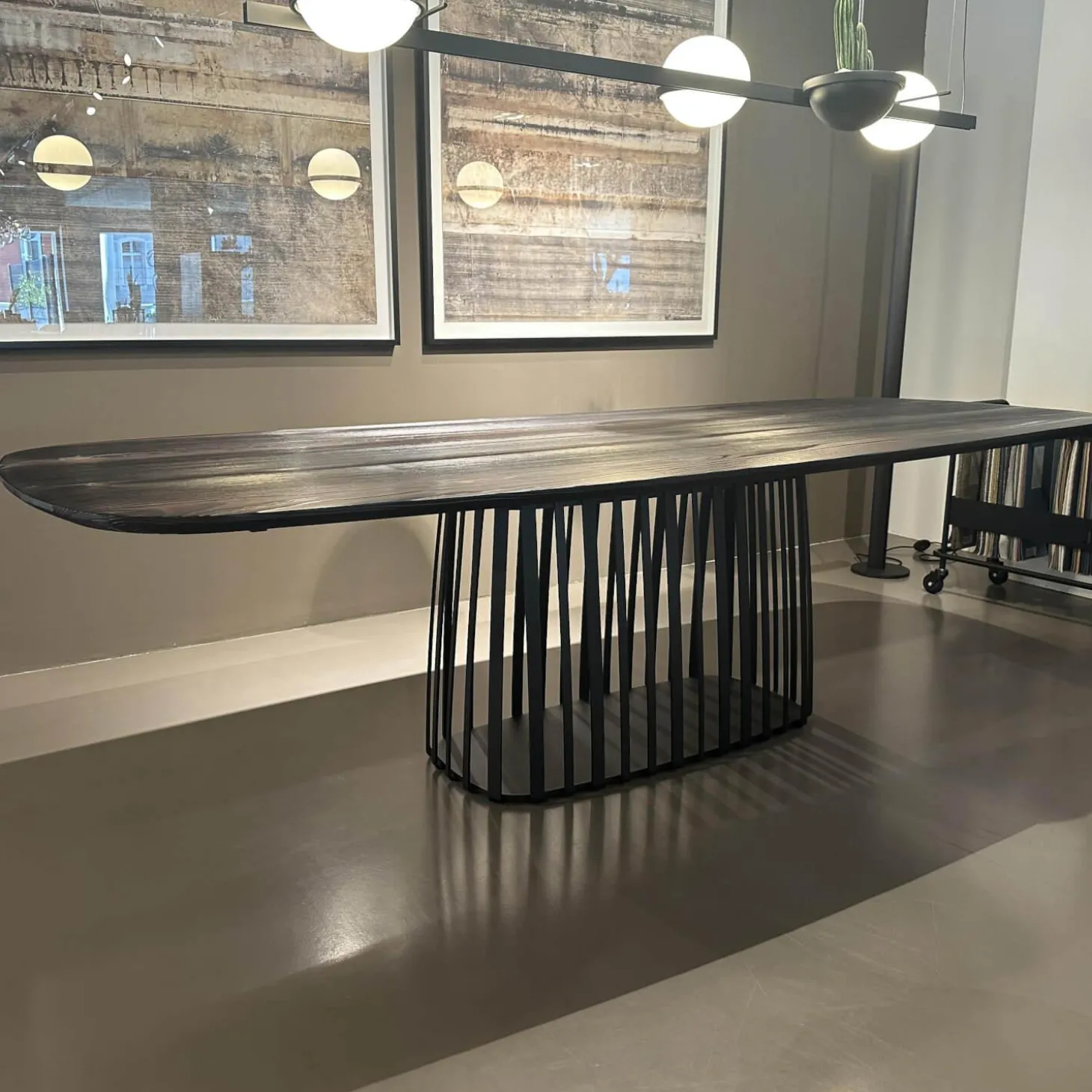 Esstisch BC07 Basket Platte Lärche Geköhlt Braun Gestell Metall RAL9005 Tiefschwarz Schwarz