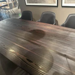 Esstisch BC07 Basket Platte Lärche Geköhlt Braun Gestell Metall RAL9005 Tiefschwarz Schwarz