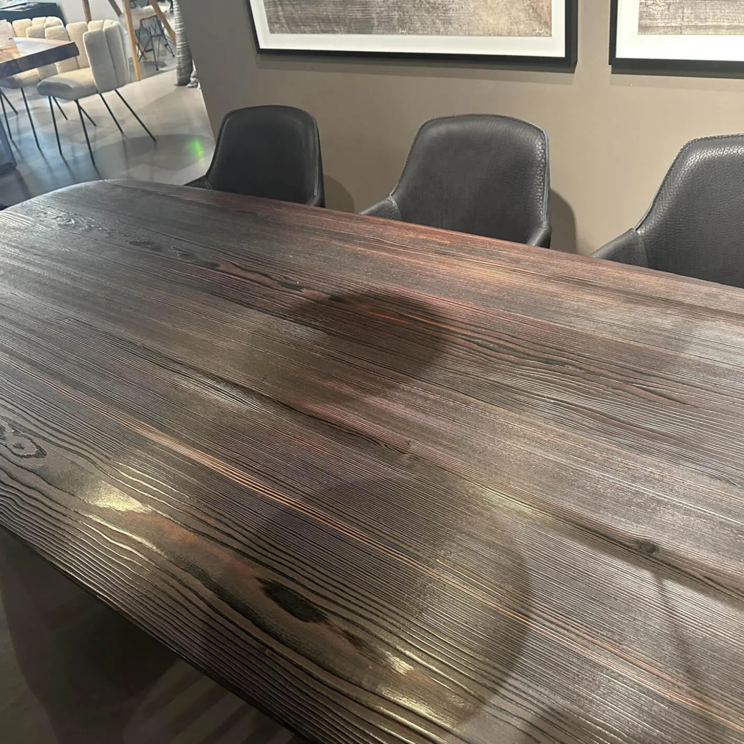 Esstisch BC07 Basket Platte Lärche Geköhlt Braun Gestell Metall RAL9005 Tiefschwarz Schwarz