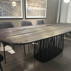 Esstisch BC07 Basket Platte Lärche Geköhlt Braun Gestell Metall RAL9005 Tiefschwarz Schwarz