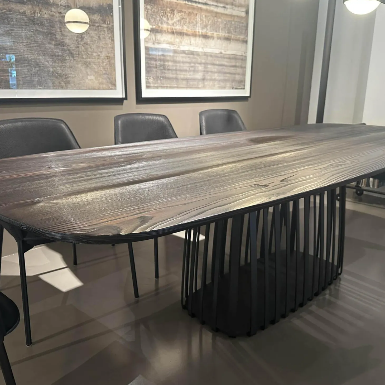 Esstisch BC07 Basket Platte Lärche Geköhlt Braun Gestell Metall RAL9005 Tiefschwarz Schwarz