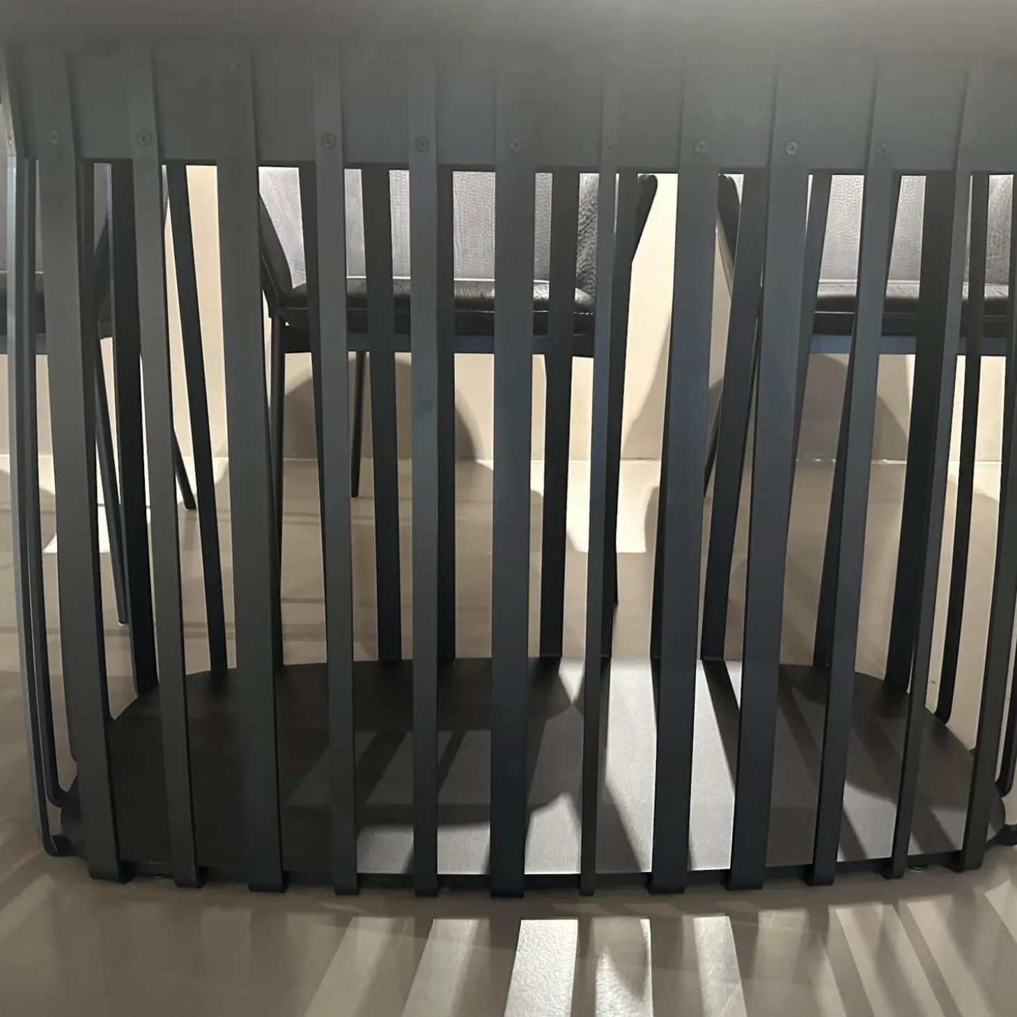 Esstisch BC07 Basket Platte Lärche Geköhlt Braun Gestell Metall RAL9005 Tiefschwarz Schwarz