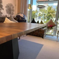 Esstisch Carreau Platte Nussbaum Splint Rautenförmiger Zentralfuß Untergestell Eiche Lack Carbon