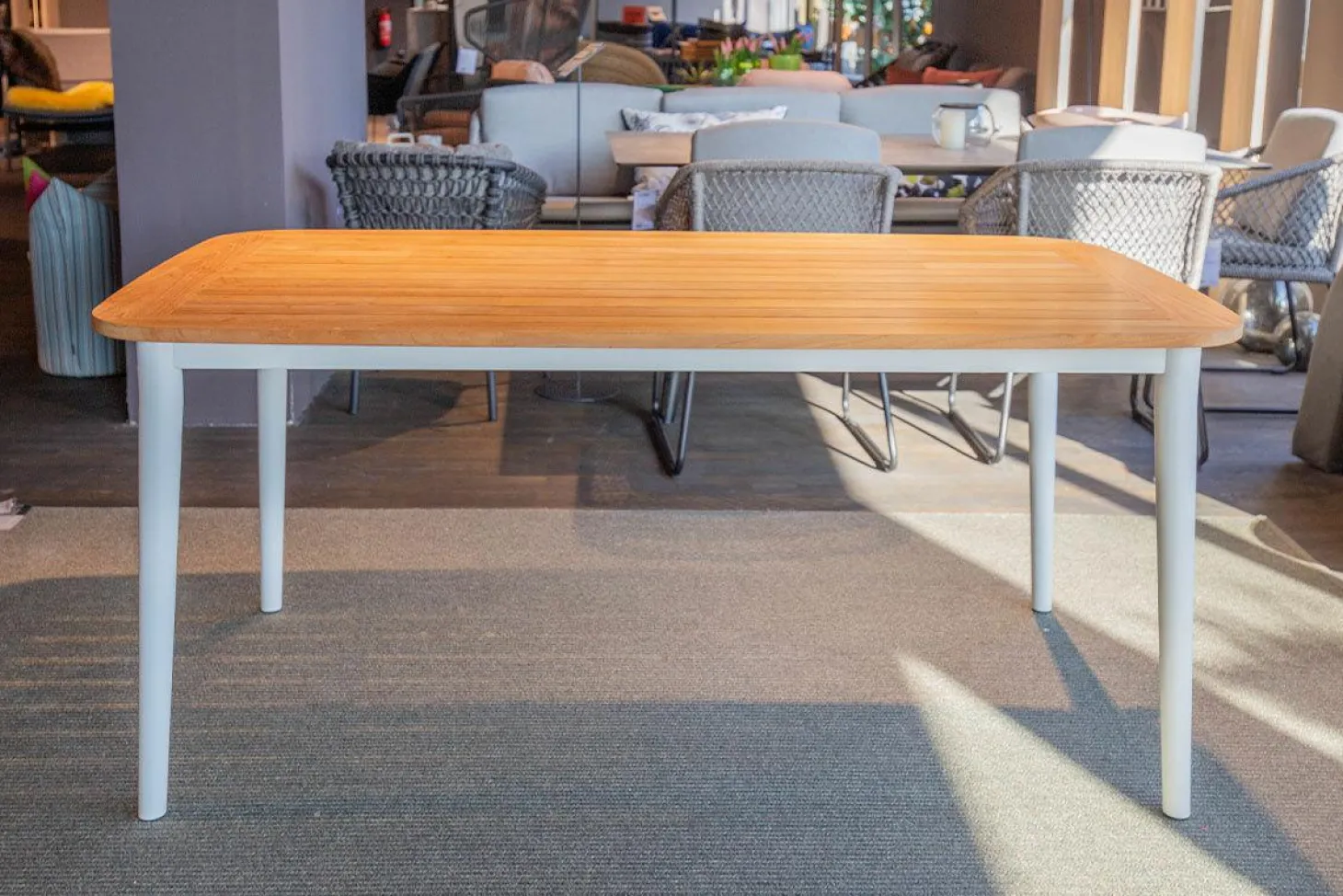 Esstisch Charlie Outdoor Platte Teakholz Gestell Aluminium Weiß Pulverbeschichtet