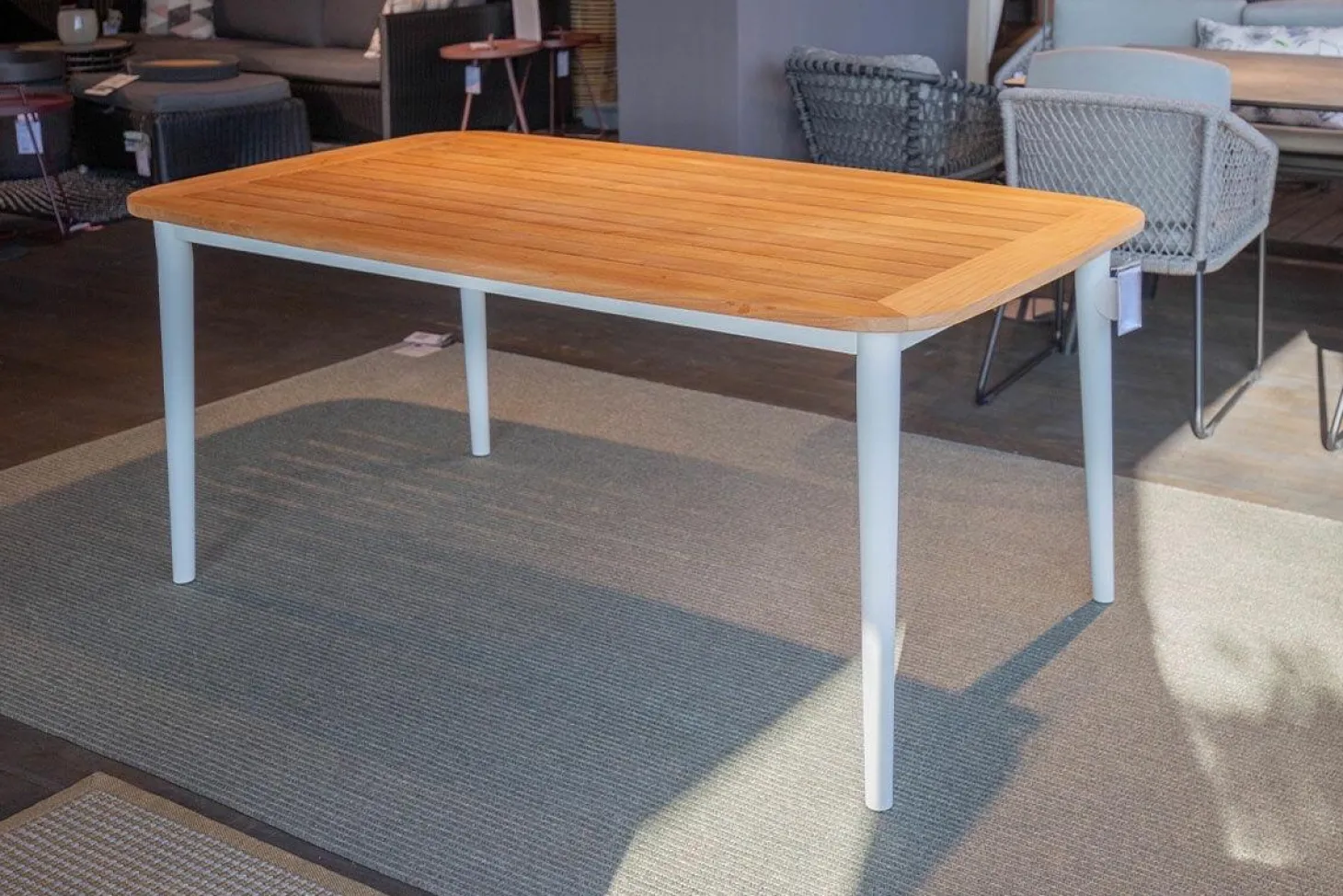 Esstisch Charlie Outdoor Platte Teakholz Gestell Aluminium Weiß Pulverbeschichtet