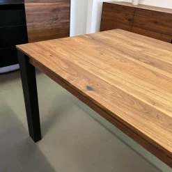 Esstisch Divano IV Astiger Nussbaum Natur Geölt Gestell Aluminium Schwarz Gepulvert Inklusive Auszug
