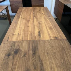 Esstisch Divano IV Astiger Nussbaum Natur Geölt Gestell Aluminium Schwarz Gepulvert Inklusive Auszug