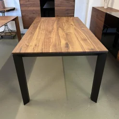 Esstisch Divano IV Astiger Nussbaum Natur Geölt Gestell Aluminium Schwarz Gepulvert Inklusive Auszug