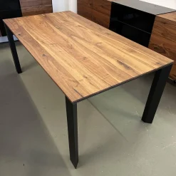 Esstisch Divano IV Astiger Nussbaum Natur Geölt Gestell Aluminium Schwarz Gepulvert Inklusive Auszug
