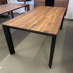 Esstisch Divano IV Astiger Nussbaum Natur Geölt Gestell Aluminium Schwarz Gepulvert Inklusive Auszug