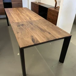 Esstisch Divano IV Astiger Nussbaum Natur Geölt Gestell Aluminium Schwarz Gepulvert Inklusive Auszug