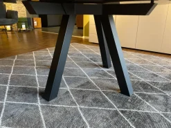 Esstisch Duero Rund Tischplatte Keramik LC 7011 Schwarz Mit Weißen Akzenten Gestell Metall Pulverbeschichtet Schwarz