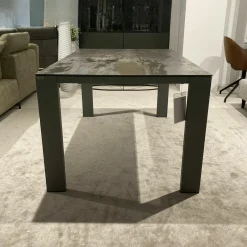 Esstisch Edge Tischplatte Dekton Industrial Trilium Gestell Metall Stahlgrau