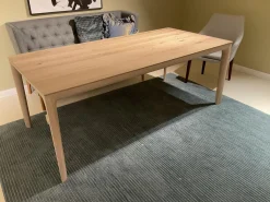 Esstisch Fira Eiche Massiv Weiss Pigmentiert Oberfläche Geölt Astlöcher Mit Harz Ausgegossen