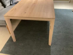 Esstisch Fira Eiche Massiv Weiss Pigmentiert Oberfläche Geölt Astlöcher Mit Harz Ausgegossen