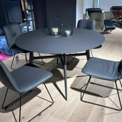 Esstisch Francis Patte Satiniertes Glas Java Opaco Anthrazit Gestell Aluminium Java Schwarz Pulverbeschichtet