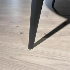 Esstisch Francis Patte Satiniertes Glas Java Opaco Anthrazit Gestell Aluminium Java Schwarz Pulverbeschichtet