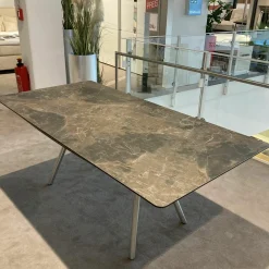Esstisch Freiform Tischplatte Keramik Marmor Dunkel Gestell Edelstahl Matt