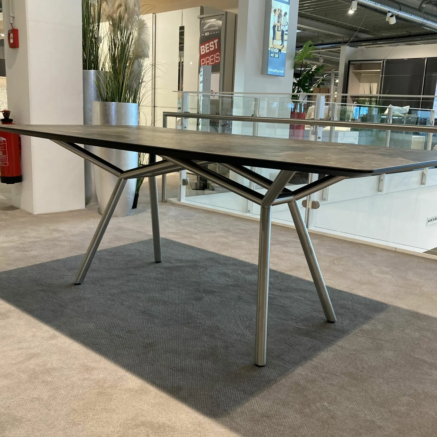 Esstisch Freiform Tischplatte Keramik Marmor Dunkel Gestell Edelstahl Matt