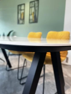 Esstisch Jari Platte Keramik Mamoroptik Weiß Gestell 4 Fuß Metall Schwarz Lackiert