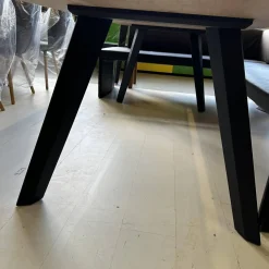 Esstisch Kaate Knorrige Eiche Puro Geölt Äste Mit Harz Ausgegossen Metallgestell Schwarz Lackiert