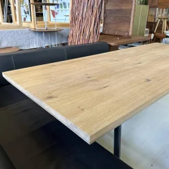 Esstisch Kaate Knorrige Eiche Puro Geölt Äste Mit Harz Ausgegossen Metallgestell Schwarz Lackiert