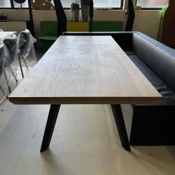 Esstisch Kaate Knorrige Eiche Puro Geölt Äste Mit Harz Ausgegossen Metallgestell Schwarz Lackiert