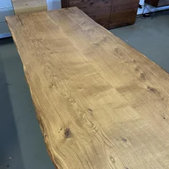 Esstisch Kantara Platte Knorrige Eiche Natur Geölt Stahlkufen Schwarz Gepulvert Mit Natürlicher Baumkante