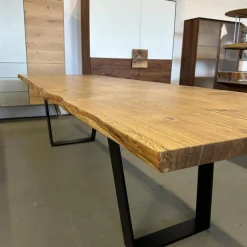 Esstisch Kantara Platte Knorrige Eiche Natur Geölt Stahlkufen Schwarz Gepulvert Mit Natürlicher Baumkante