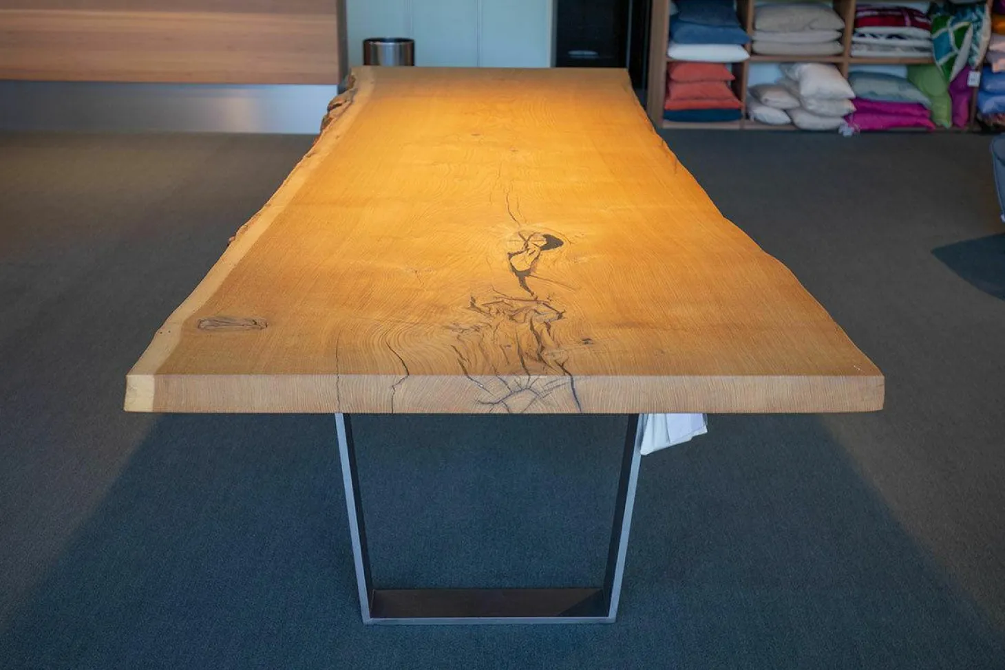 Esstisch Kantara Tischplatte Knorrige Eiche Naturgeölt mit Naturkante Gestell Stahl