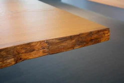 Esstisch Kantara Tischplatte Knorrige Eiche Naturgeölt mit Naturkante Gestell Stahl