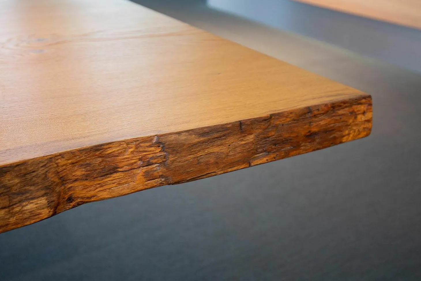 Esstisch Kantara Tischplatte Knorrige Eiche Naturgeölt mit Naturkante Gestell Stahl