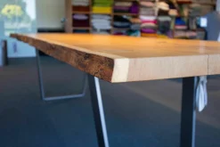 Esstisch Kantara Tischplatte Knorrige Eiche Naturgeölt mit Naturkante Gestell Stahl