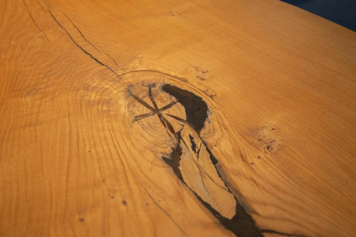 Esstisch Kantara Tischplatte Knorrige Eiche Naturgeölt mit Naturkante Gestell Stahl