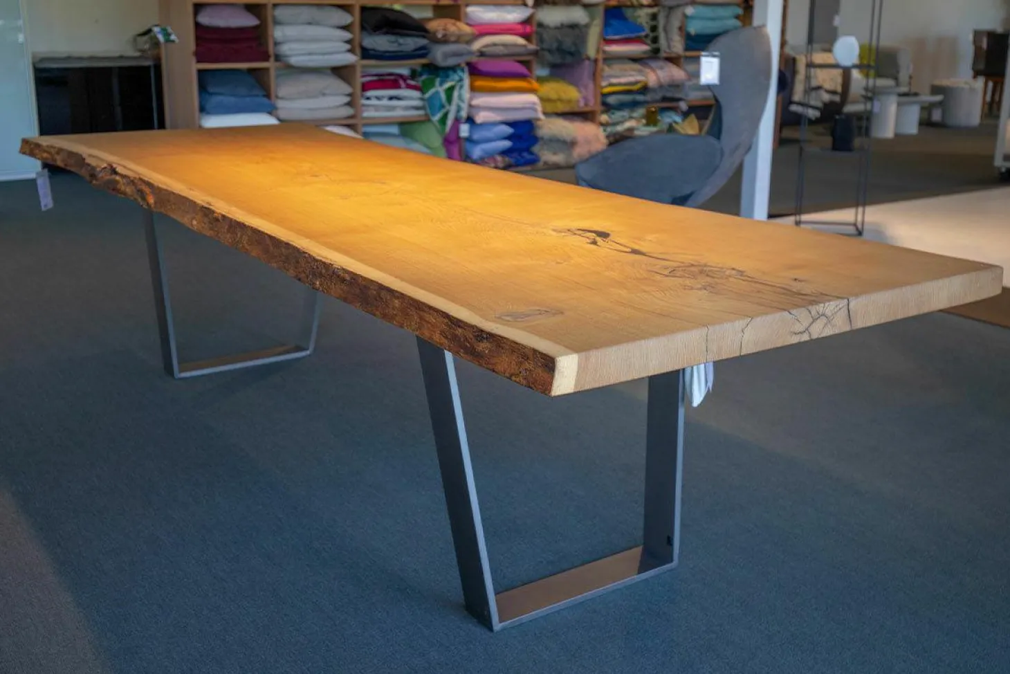 Esstisch Kantara Tischplatte Knorrige Eiche Naturgeölt mit Naturkante Gestell Stahl