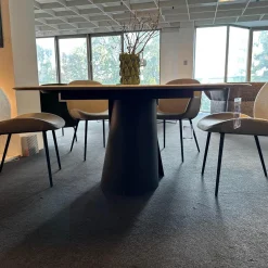 Esstisch Kent 1550 Platte Trapeza Kalkstein Persian Silk Grau Geledert Gestell 2 Halbschalen Aluminiumguss Schwarz