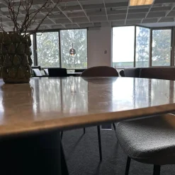 Esstisch Kent 1550 Platte Trapeza Kalkstein Persian Silk Grau Geledert Gestell 2 Halbschalen Aluminiumguss Schwarz